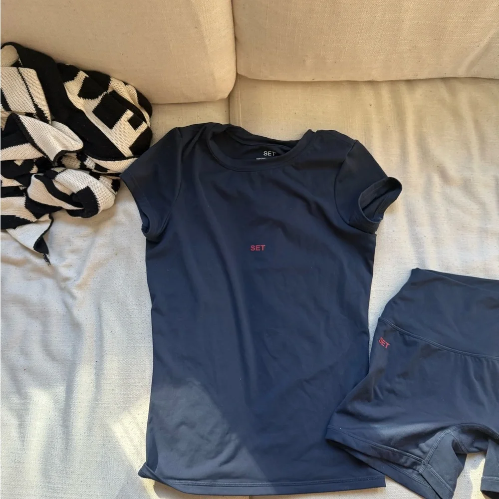 SET Active airluxe anchor shirt and biker shorts - Picture 3 of 6